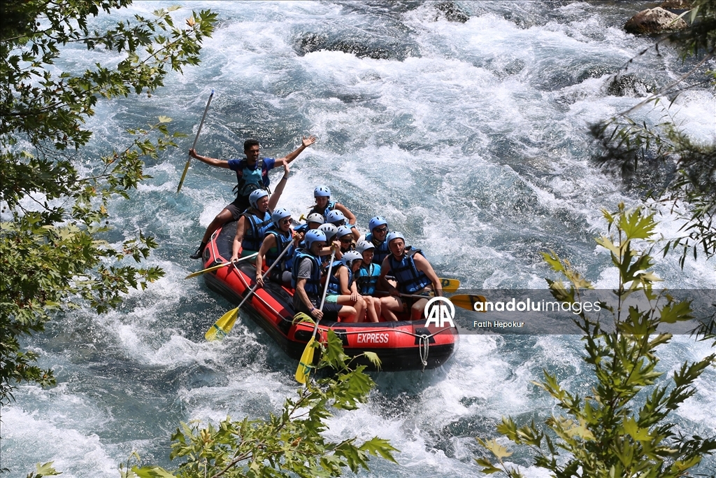 Adrenalin tutkunları Köprüçay'da rafting heyecanı yaşıyor