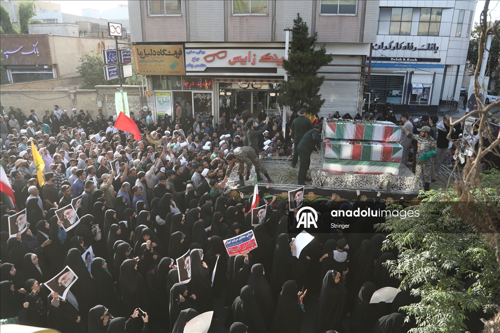 İsrail saldırısında hayatını kaybeden Devrim Muhafızları üyeleri için cenaze töreni düzenlendi