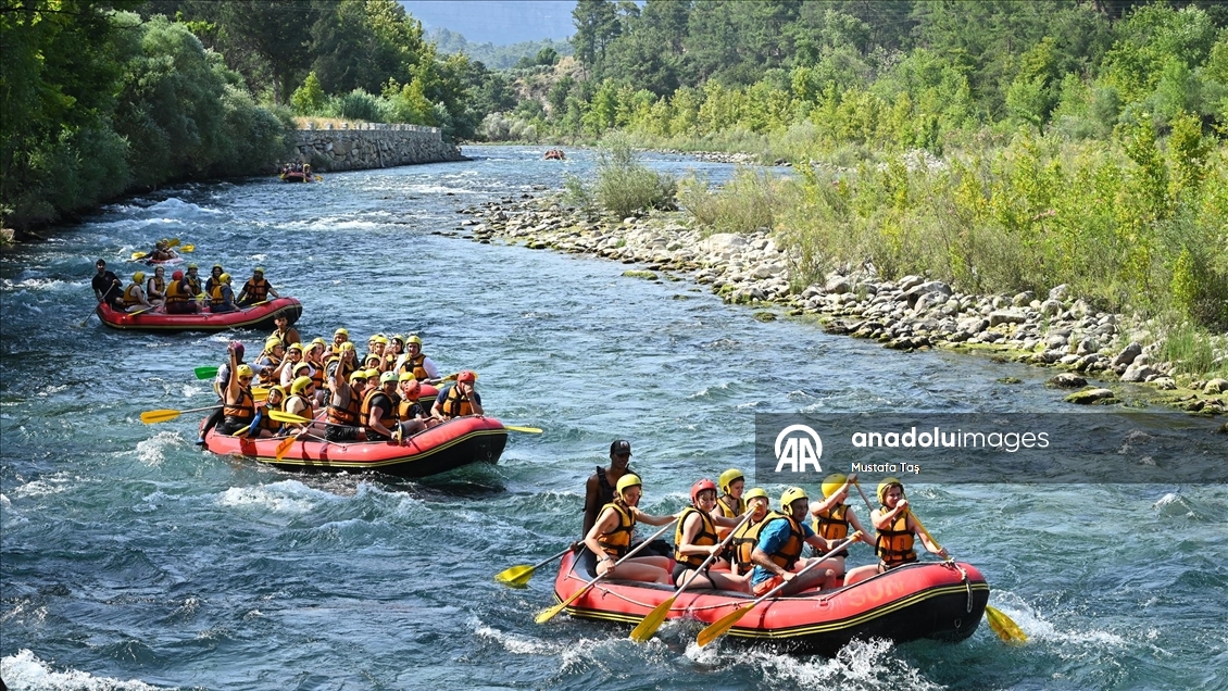 Adrenalin tutkunları Köprüçay'da rafting heyecanı yaşıyor