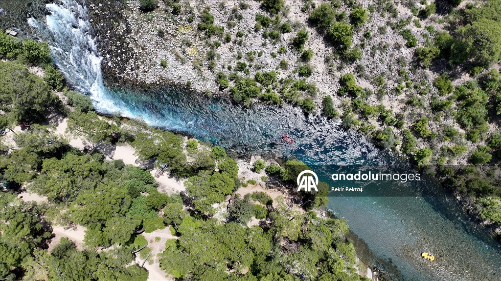 Adrenalin tutkunları Köprüçay'da rafting heyecanı yaşıyor