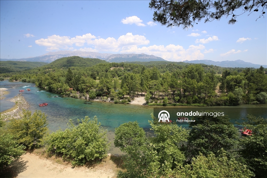 Adrenalin tutkunları Köprüçay'da rafting heyecanı yaşıyor