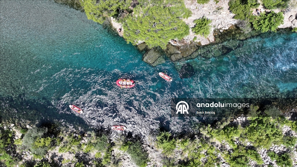 Adrenalin tutkunları Köprüçay'da rafting heyecanı yaşıyor