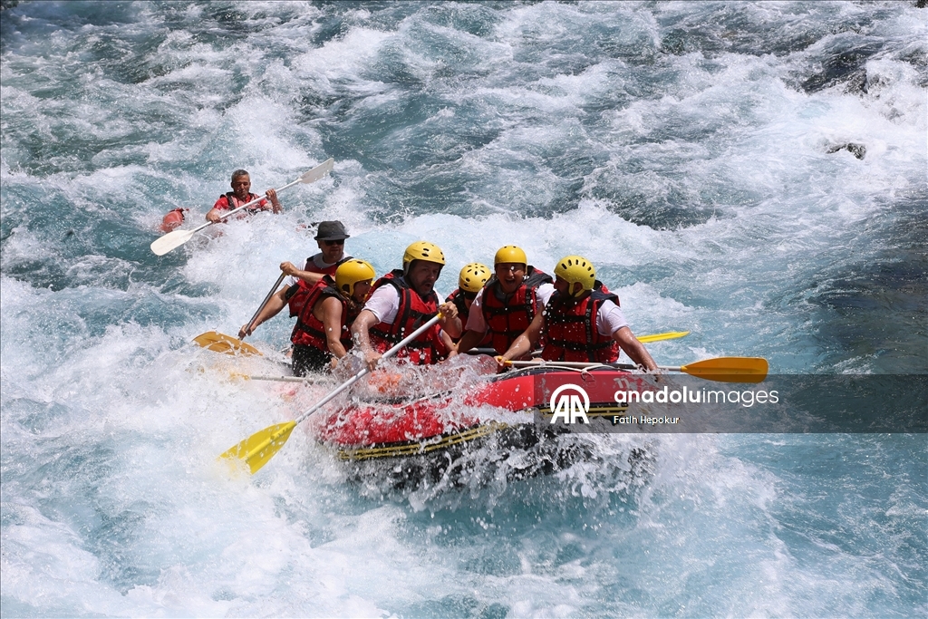 Adrenalin tutkunları Köprüçay'da rafting heyecanı yaşıyor