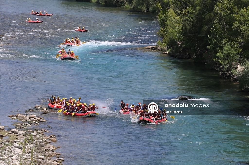Adrenalin tutkunları Köprüçay'da rafting heyecanı yaşıyor