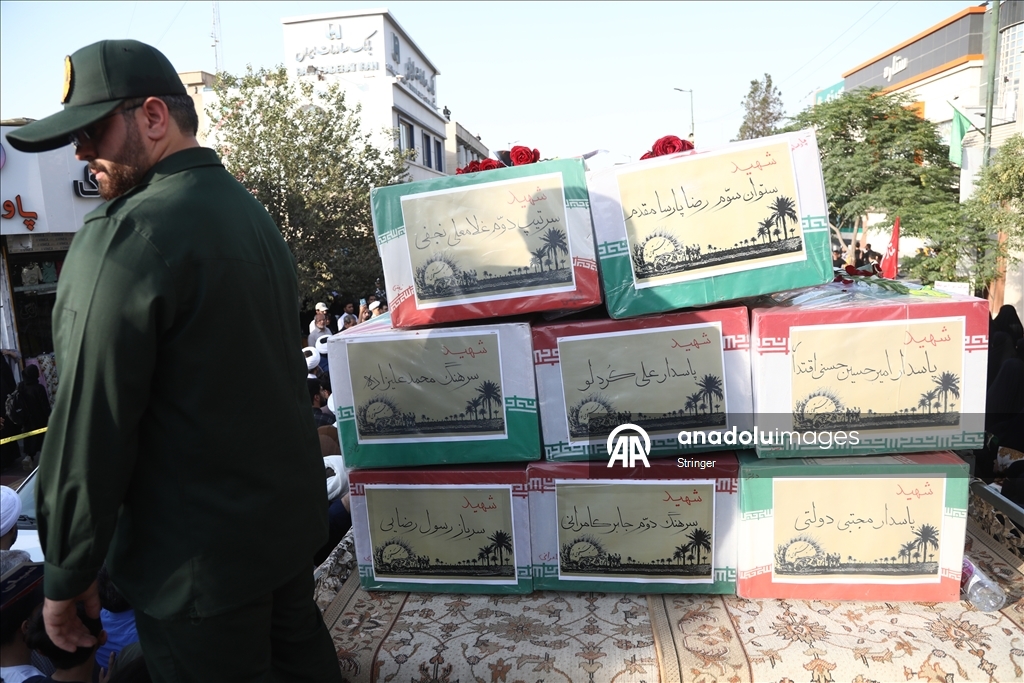 İsrail saldırısında hayatını kaybeden Devrim Muhafızları üyeleri için cenaze töreni düzenlendi