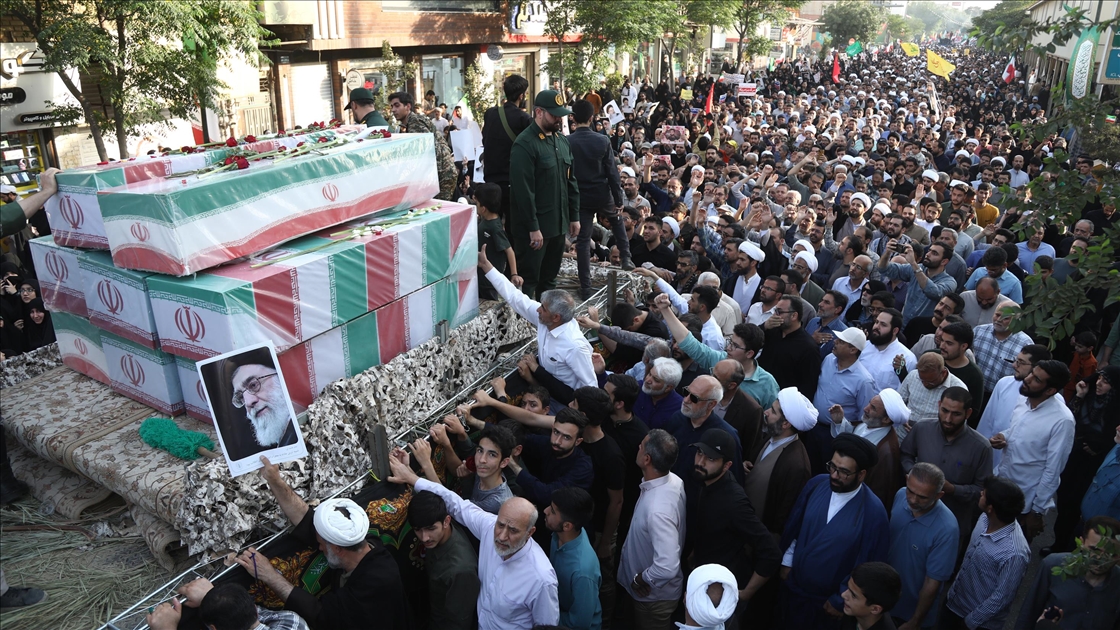 İsrail saldırısında hayatını kaybeden Devrim Muhafızları üyeleri için cenaze töreni düzenlendi