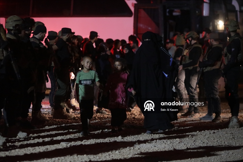 Первые семьи сирийцев начали покидать оккупированный террористами PKK/YPG лагерь Аль-Хол в Сирии