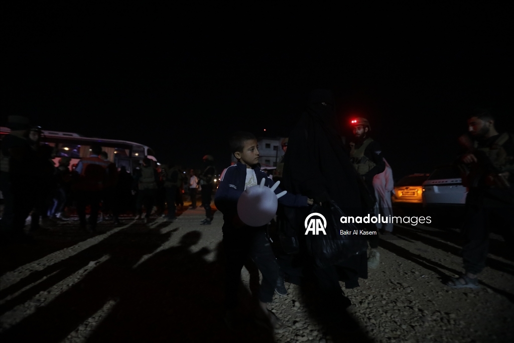 Первые семьи сирийцев начали покидать оккупированный террористами PKK/YPG лагерь Аль-Хол в Сирии