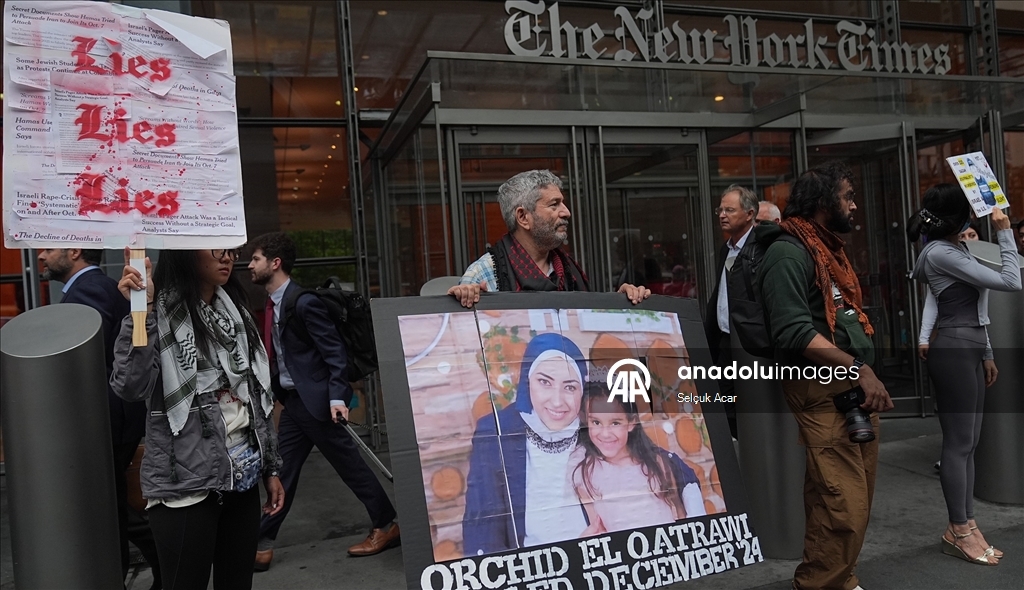Filistin yanlısı göstericiler, New York Times’ın İsrail yanlısı tutumunu protesto etti