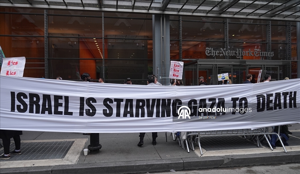 Filistin yanlısı göstericiler, New York Times’ın İsrail yanlısı tutumunu protesto etti