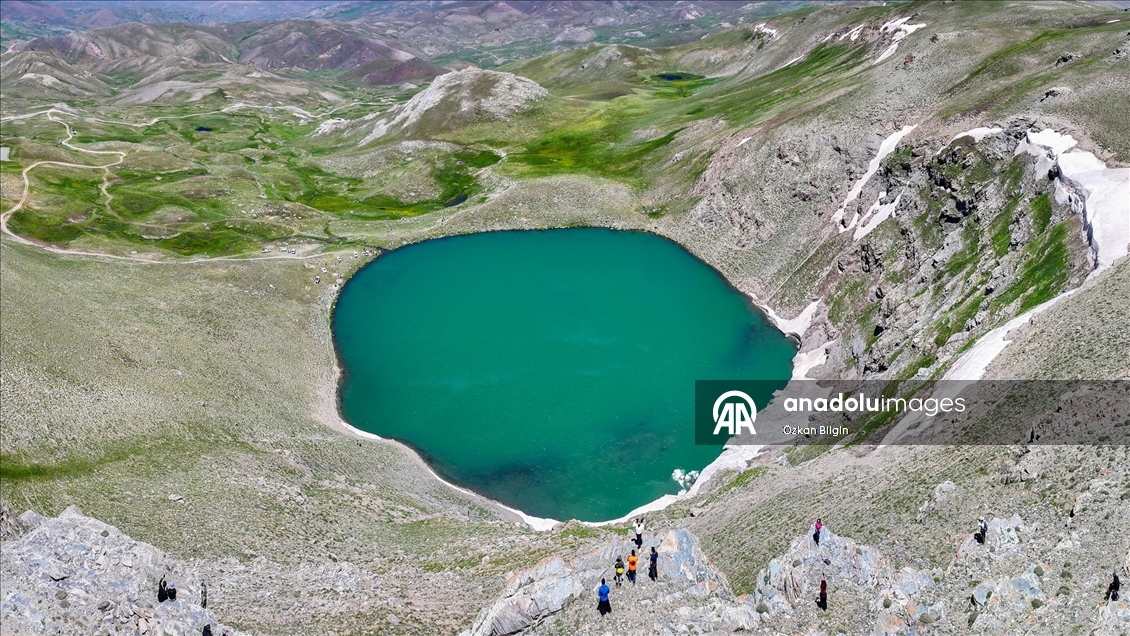 Van'da 3 bin 200 rakımdaki buzul gölü doğaseverleri ağırlıyor