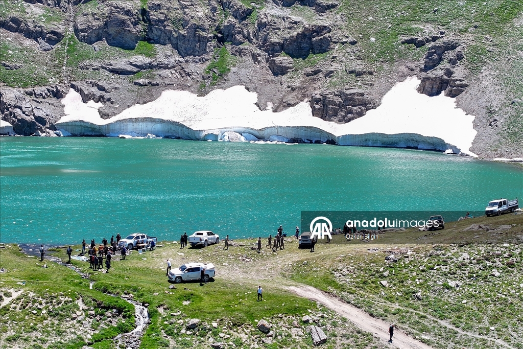 Van'da 3 bin 200 rakımdaki buzul gölü doğaseverleri ağırlıyor 7