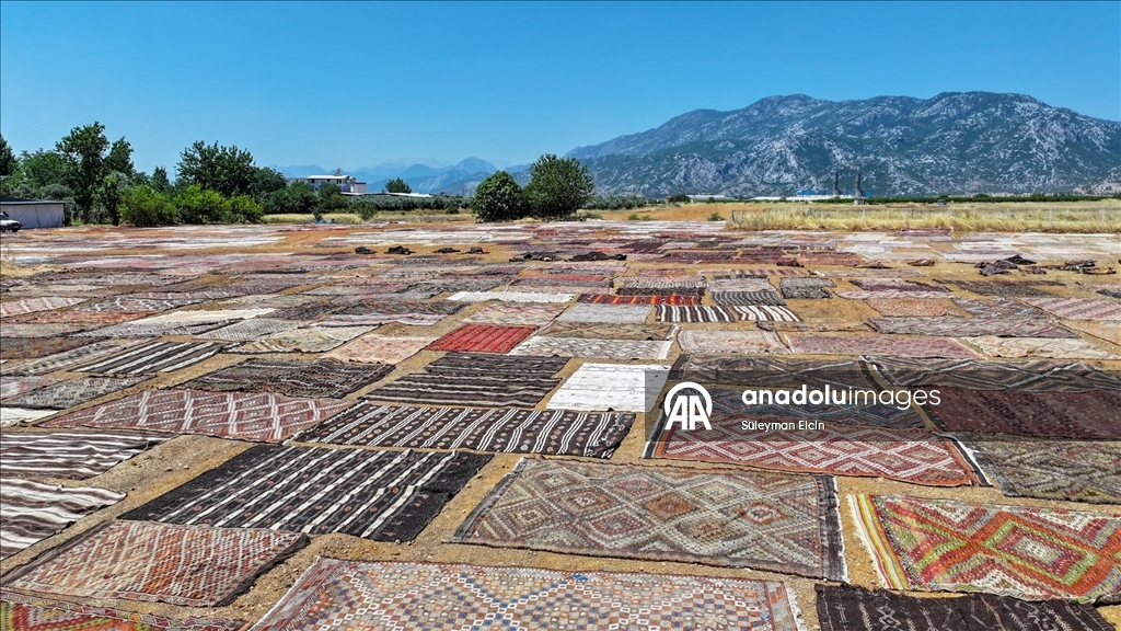 Antalya'nın "halı tarlaları"na el dokuması halı ve kilimler serilmeye başlandı 14
