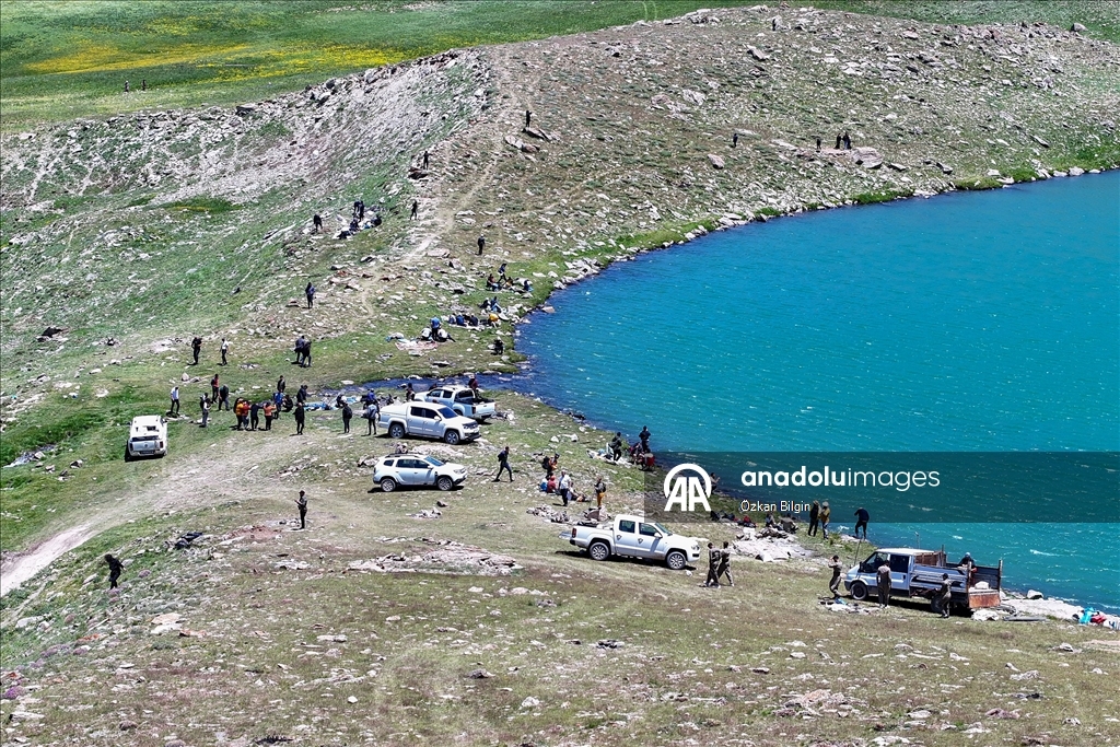 Van'da 3 bin 200 rakımdaki buzul gölü doğaseverleri ağırlıyor 8