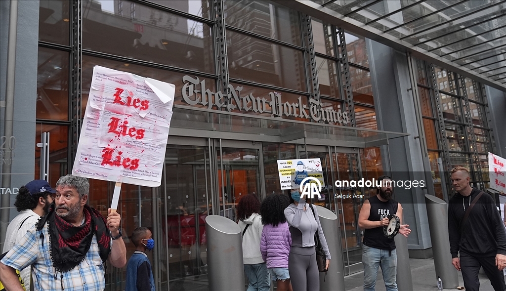 Filistin yanlısı göstericiler, New York Times’ın İsrail yanlısı tutumunu protesto etti