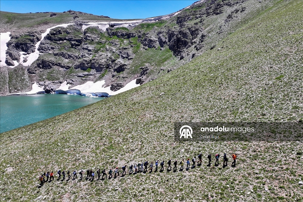Van'da 3 bin 200 rakımdaki buzul gölü doğaseverleri ağırlıyor 9