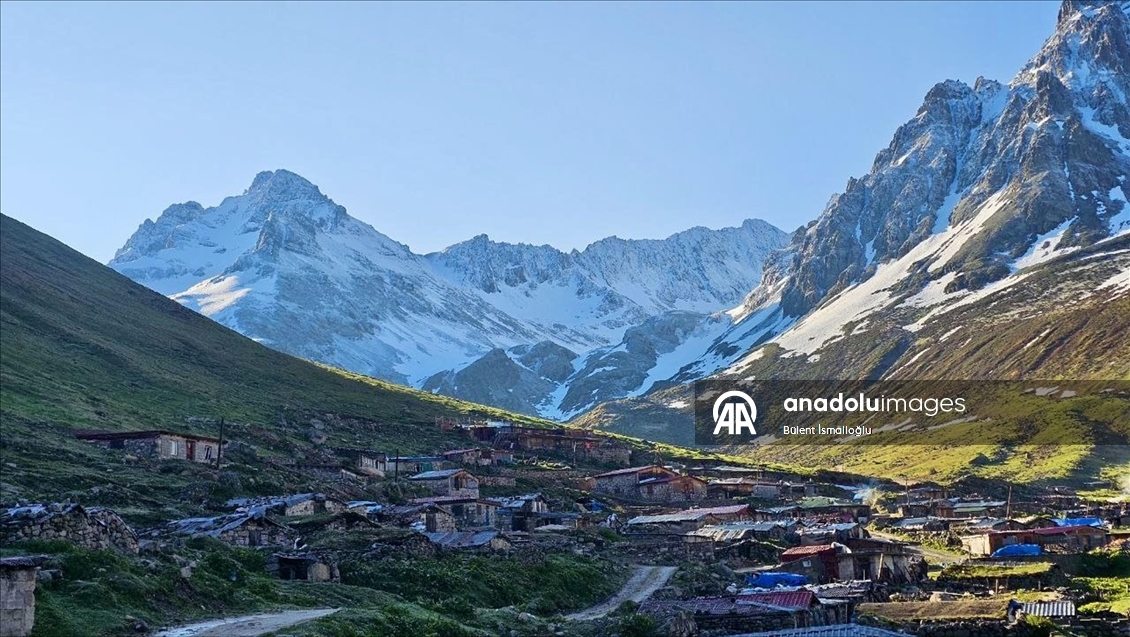 Rize'de bazı yaylaların yüksek kesimlerine kar yağdı