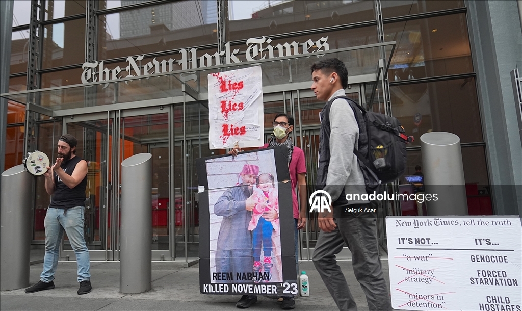 Filistin yanlısı göstericiler, New York Times’ın İsrail yanlısı tutumunu protesto etti