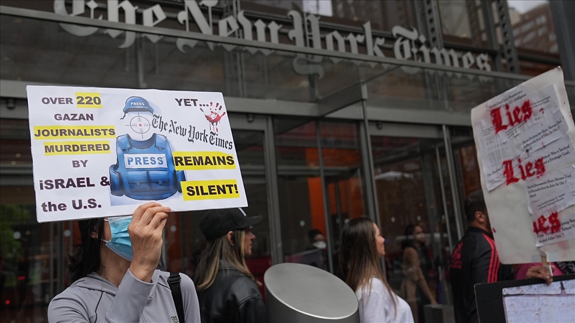 Filistin yanlısı göstericiler, New York Times’ın İsrail yanlısı tutumunu protesto etti