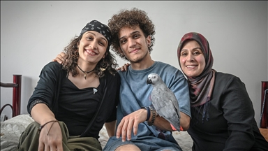 Depremin 72. saatinde ağır hasarlı binadan kurtardıkları papağanlarına gözü gibi bakıyorlar