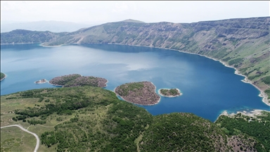 Nemrut Kalderası mavi ve yeşil renkli gölleriyle ziyaretçileri cezbediyor