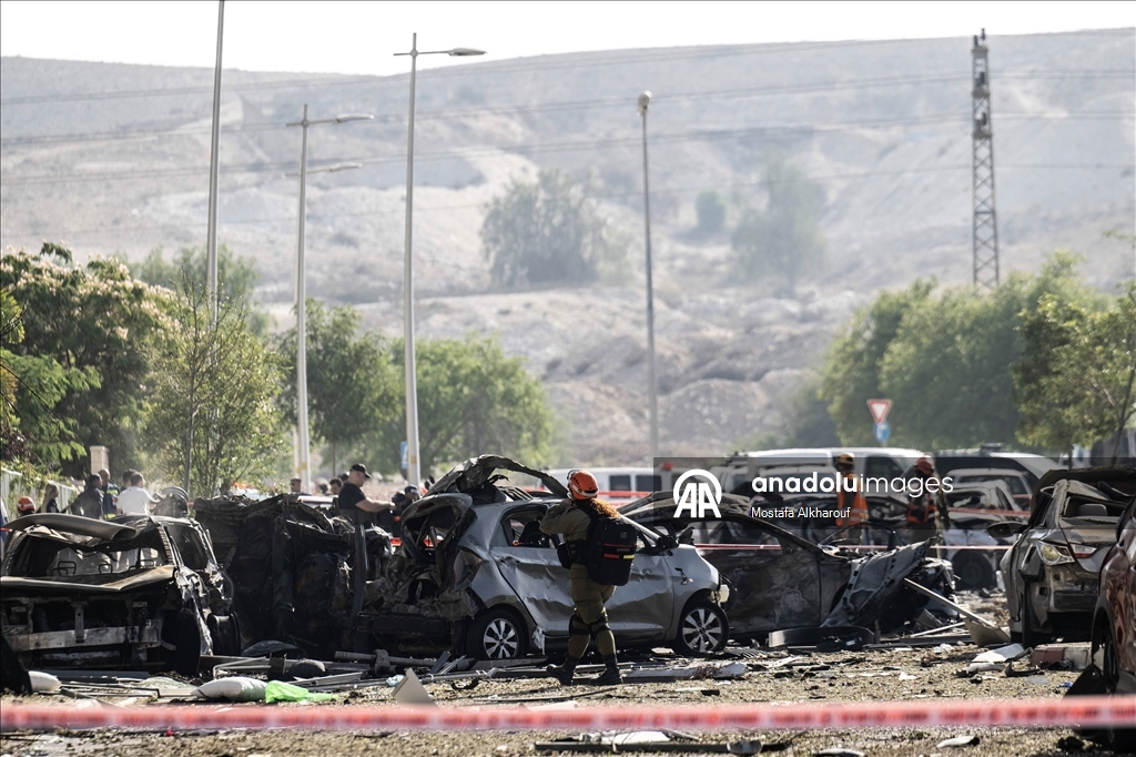 İran'dan ateşlenen füzenin İsrail'in güneyindeki Birüssebi kentine isabet ettiği bildirildi