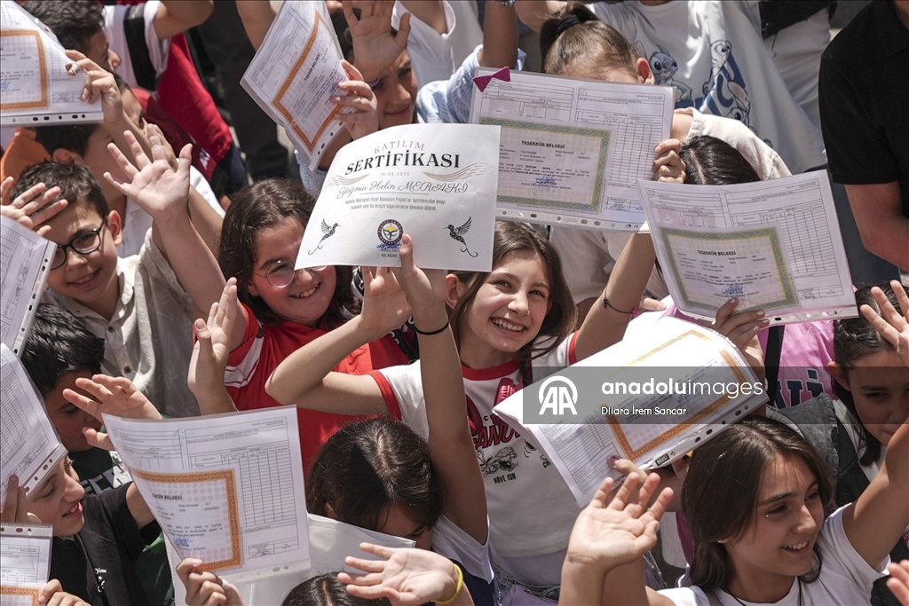 Yaklaşık 20 milyon öğrenci karne alarak yaz tatiline girdi