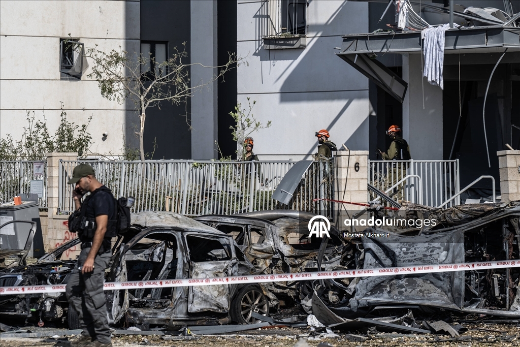 İran'dan ateşlenen füzenin İsrail'in güneyindeki Birüssebi kentine isabet ettiği bildirildi