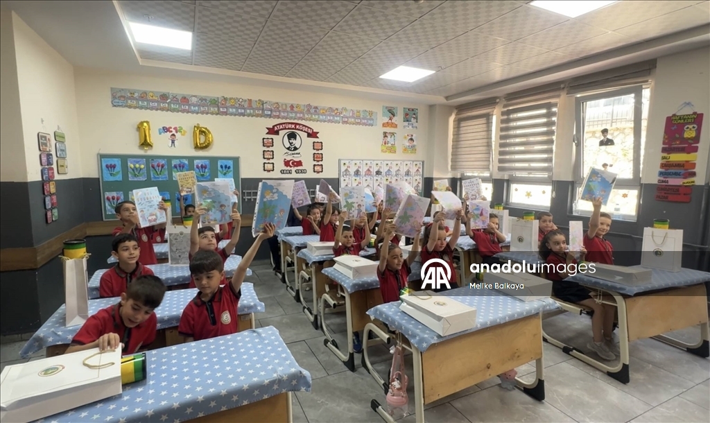 Ege'de öğrenciler karnelerini aldı