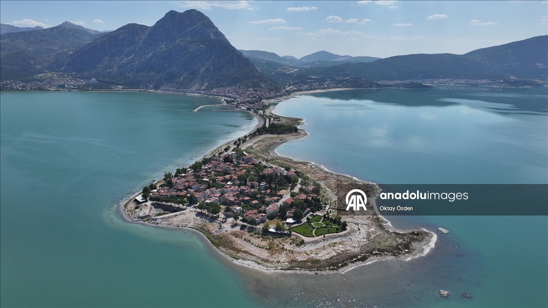 Kuraklığın etkisiyle su seviyesi düşen Eğirdir Gölü dronla görüntülendi