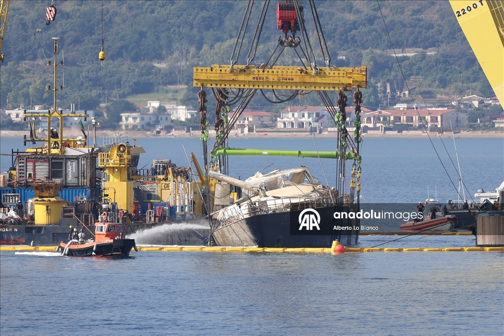 İtalya’da geçen yıl batan ve dün deniz yüzeyine çıkarılan lüks yat yakından görüntülendi