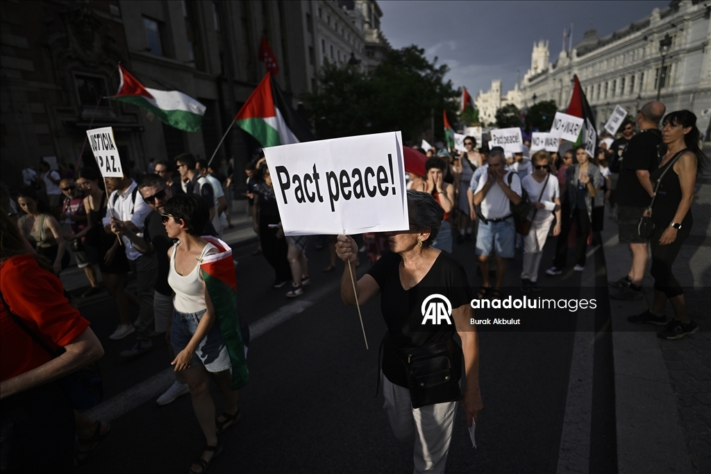 Madrid'de binlerce kişi, İsrail'in Gazze'de yaptığı soykırıma "dur" demek için yürüdü