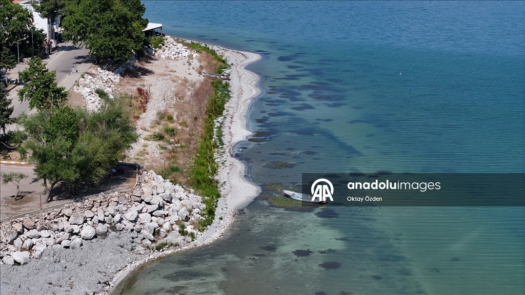 Kuraklığın etkisiyle su seviyesi düşen Eğirdir Gölü dronla görüntülendi