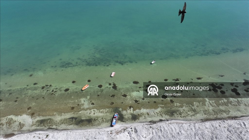 Kuraklığın etkisiyle su seviyesi düşen Eğirdir Gölü dronla görüntülendi