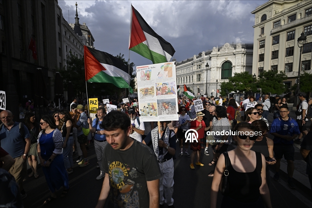 Madrid'de binlerce kişi, İsrail'in Gazze'de yaptığı soykırıma "dur" demek için yürüdü