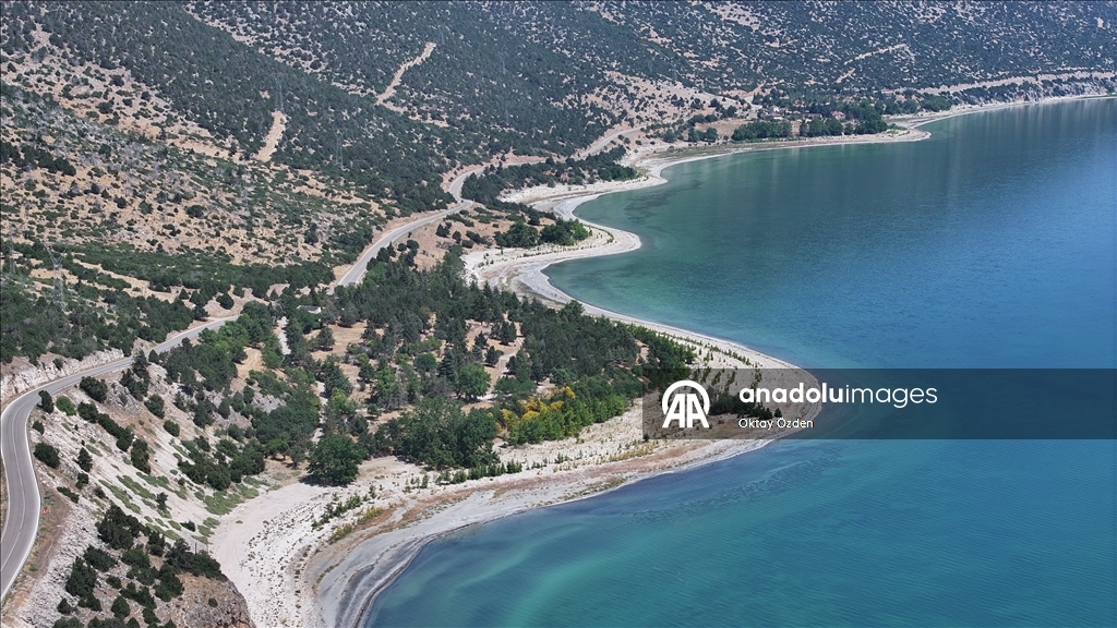 Kuraklığın etkisiyle su seviyesi düşen Eğirdir Gölü dronla görüntülendi