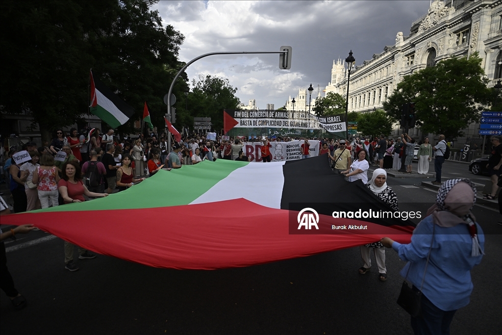 Madrid'de binlerce kişi, İsrail'in Gazze'de yaptığı soykırıma "dur" demek için yürüdü