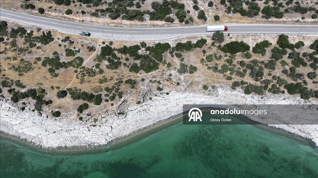 Kuraklığın etkisiyle su seviyesi düşen Eğirdir Gölü dronla görüntülendi