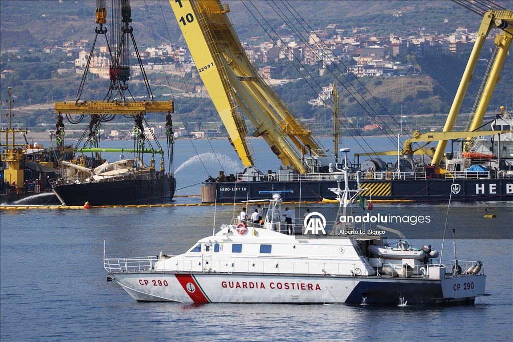 İtalya’da geçen yıl batan ve dün deniz yüzeyine çıkarılan lüks yat yakından görüntülendi