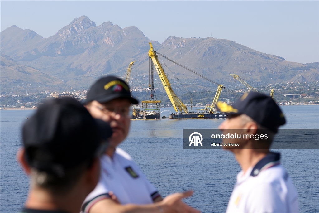 İtalya’da geçen yıl batan ve dün deniz yüzeyine çıkarılan lüks yat yakından görüntülendi