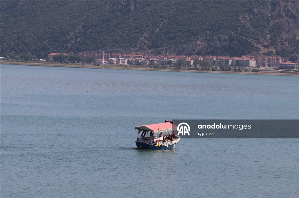 Kuraklığın etkisiyle su seviyesi düşen Eğirdir Gölü dronla görüntülendi