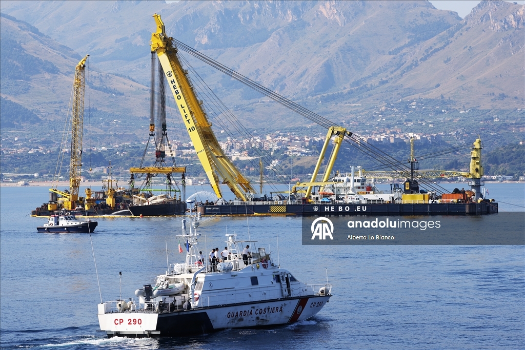 İtalya’da geçen yıl batan ve dün deniz yüzeyine çıkarılan lüks yat yakından görüntülendi