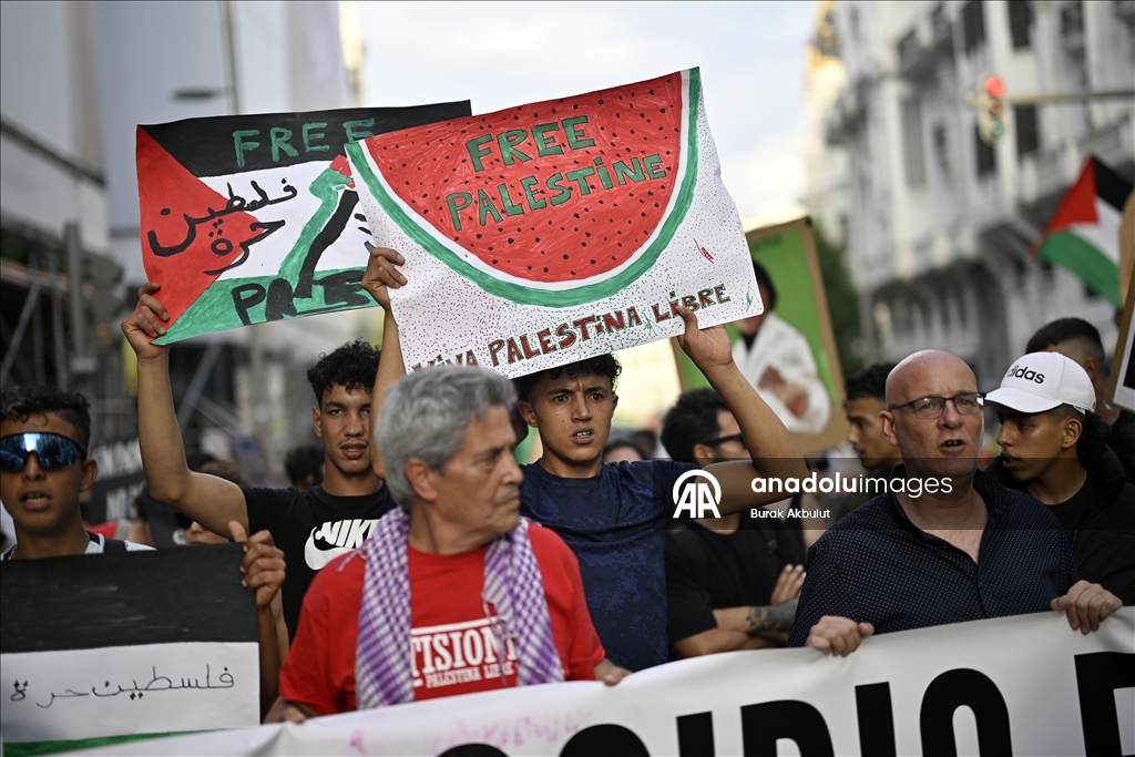 Madrid'de binlerce kişi, İsrail'in Gazze'de yaptığı soykırıma "dur" demek için yürüdü