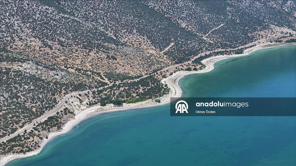 Kuraklığın etkisiyle su seviyesi düşen Eğirdir Gölü dronla görüntülendi
