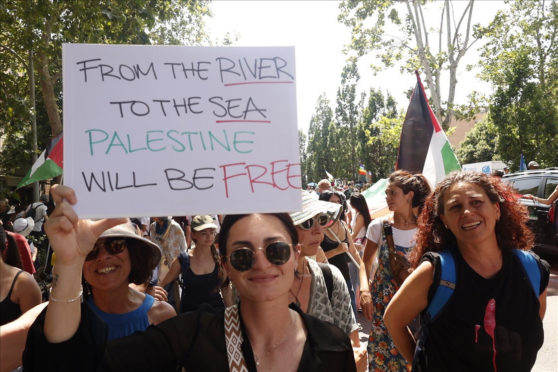مظاهرات حاشدة في روما ضد هجمات إسرائيل بفلسطين والتسلح الأوروبي