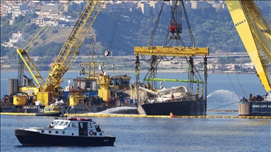 İtalya’da geçen yıl batan ve dün deniz yüzeyine çıkarılan lüks yat yakından görüntülendi