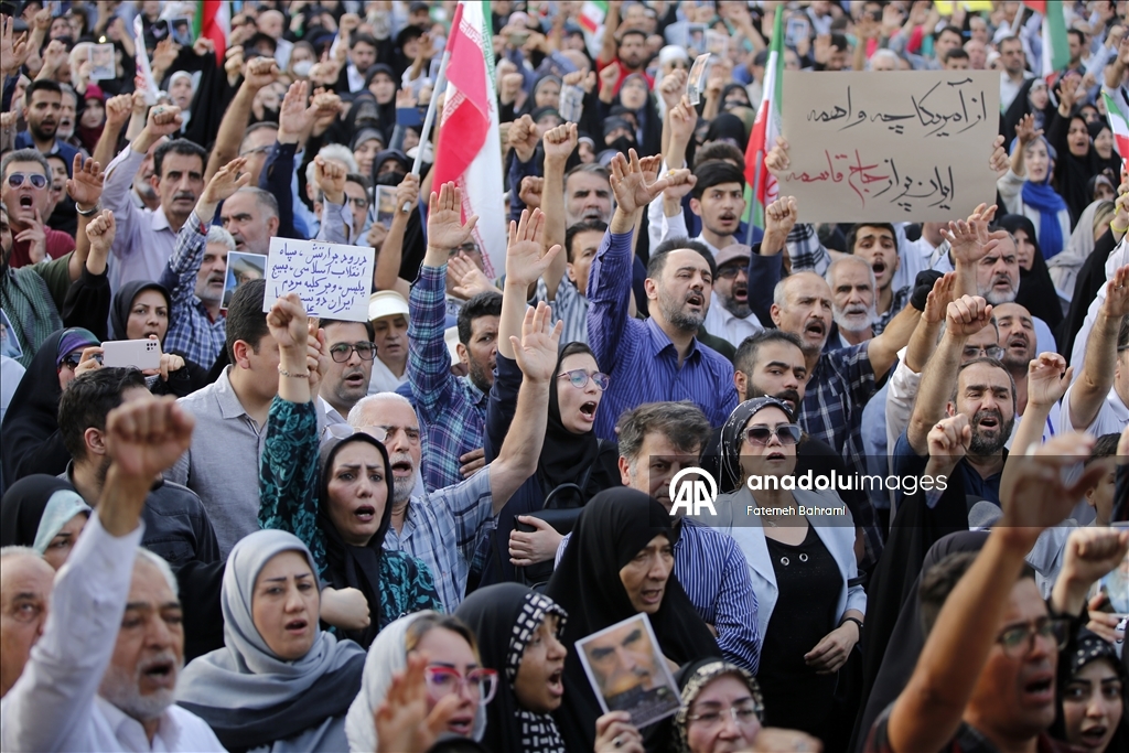Tahran'daki İnkılap Meydanı'nda toplanan İranlılar ABD'nin saldırılarını protesto etti