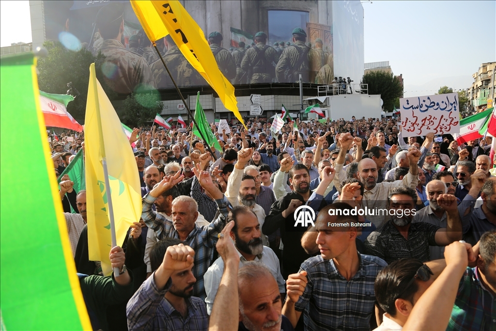 Tahran'daki İnkılap Meydanı'nda toplanan İranlılar ABD'nin saldırılarını protesto etti