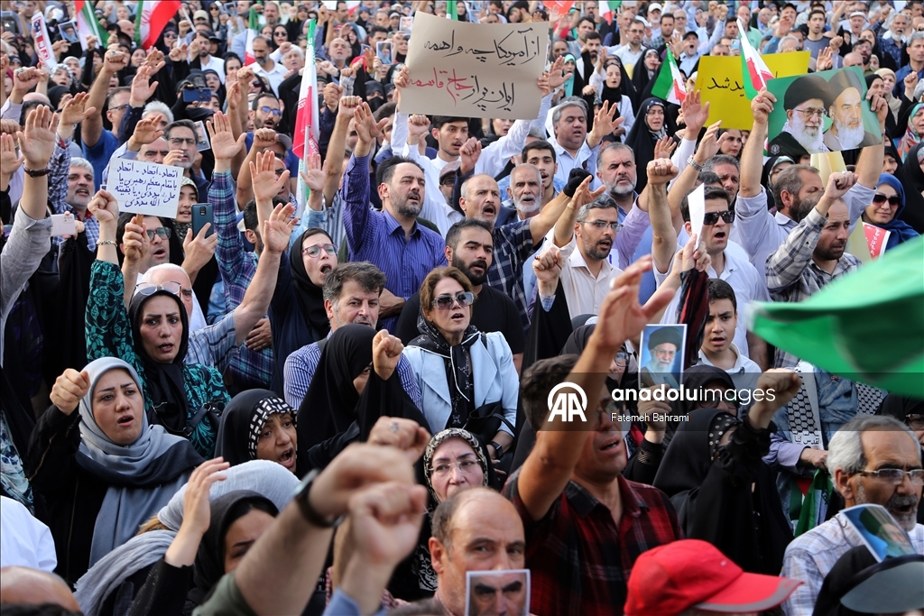 بمشاركة بزشكيان.. مظاهرة حاشدة في طهران تنديدا بالعدوان الأمريكي