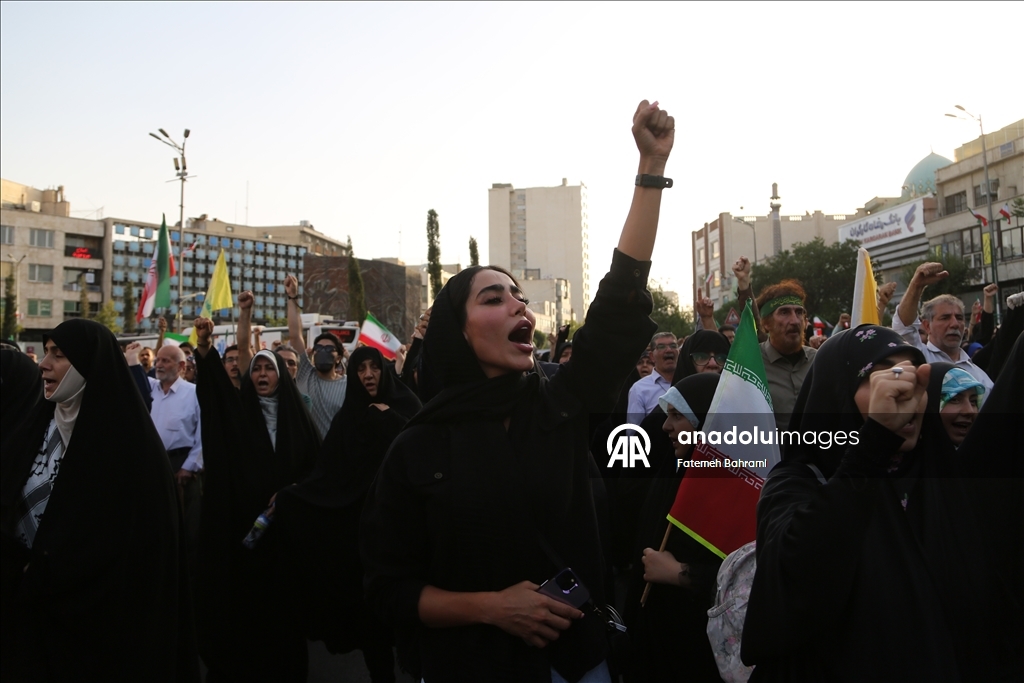 Tahran'daki İnkılap Meydanı'nda toplanan İranlılar ABD'nin saldırılarını protesto etti
